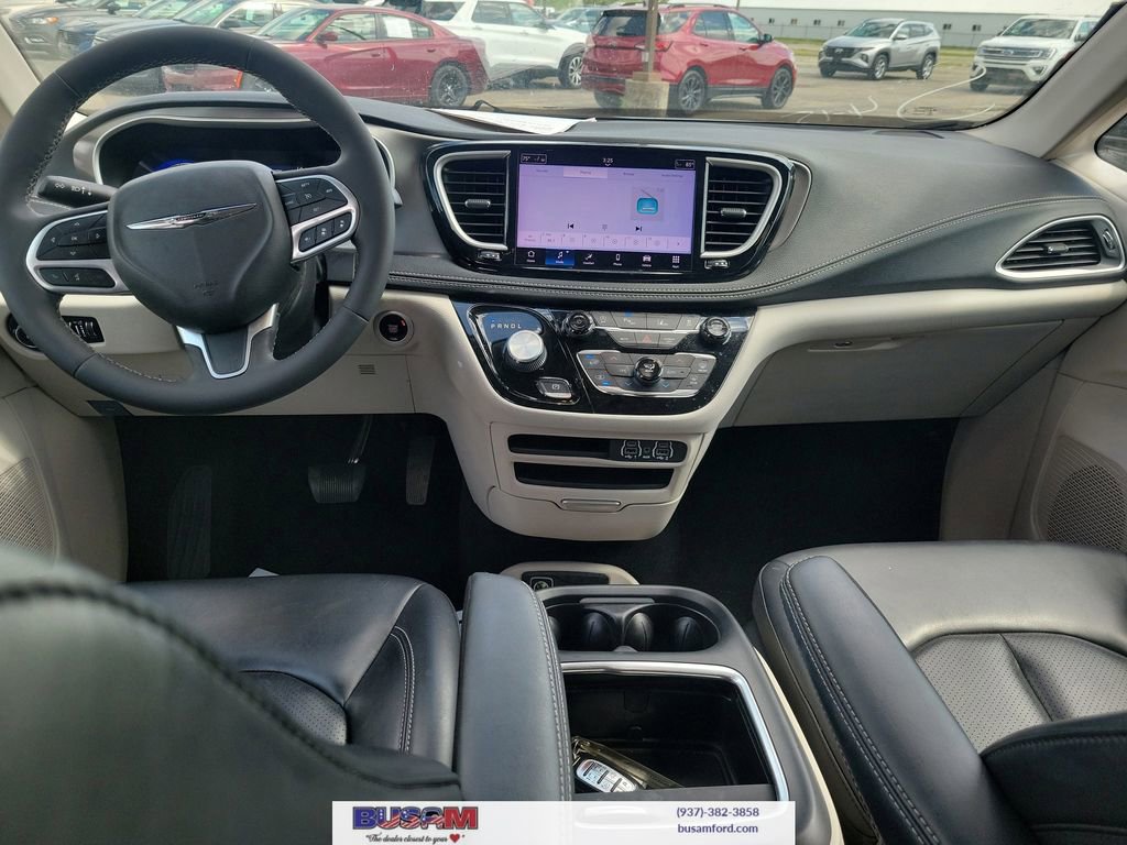 Used 2023 Chrysler Pacifica Touring-L FWD image 8