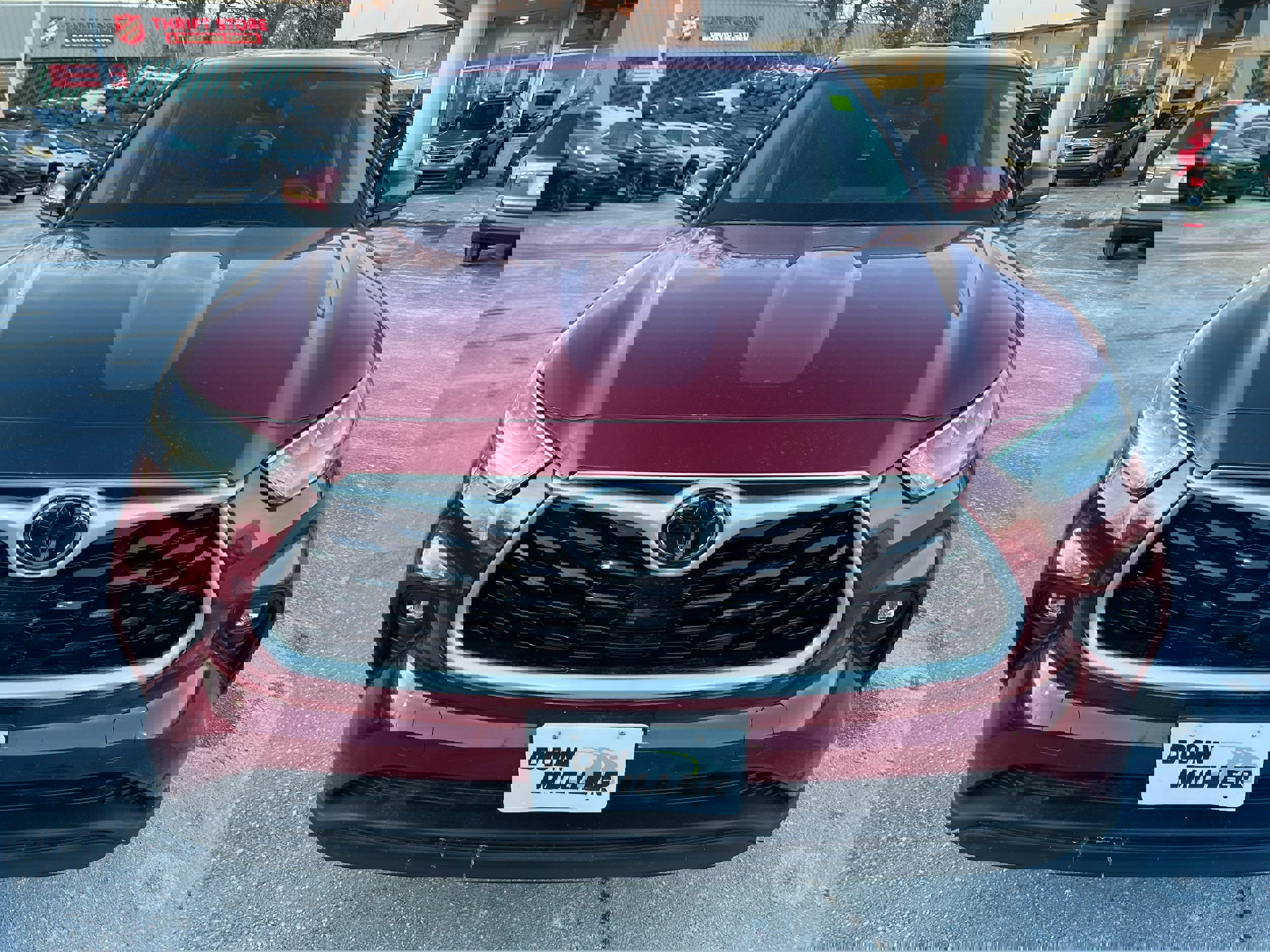 Used 2020 Toyota Highlander LE image 2