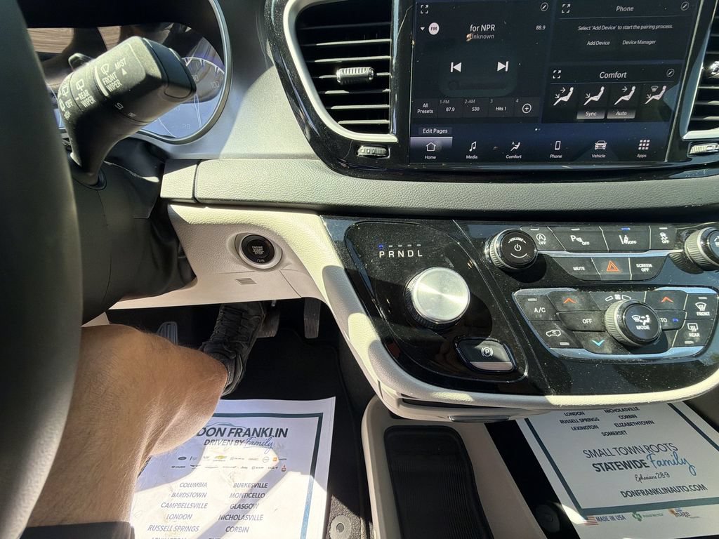 Used 2023 Chrysler Pacifica Touring-L FWD image 19