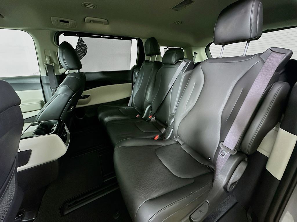 Used 2024 Kia Carnival EX FWD image 15