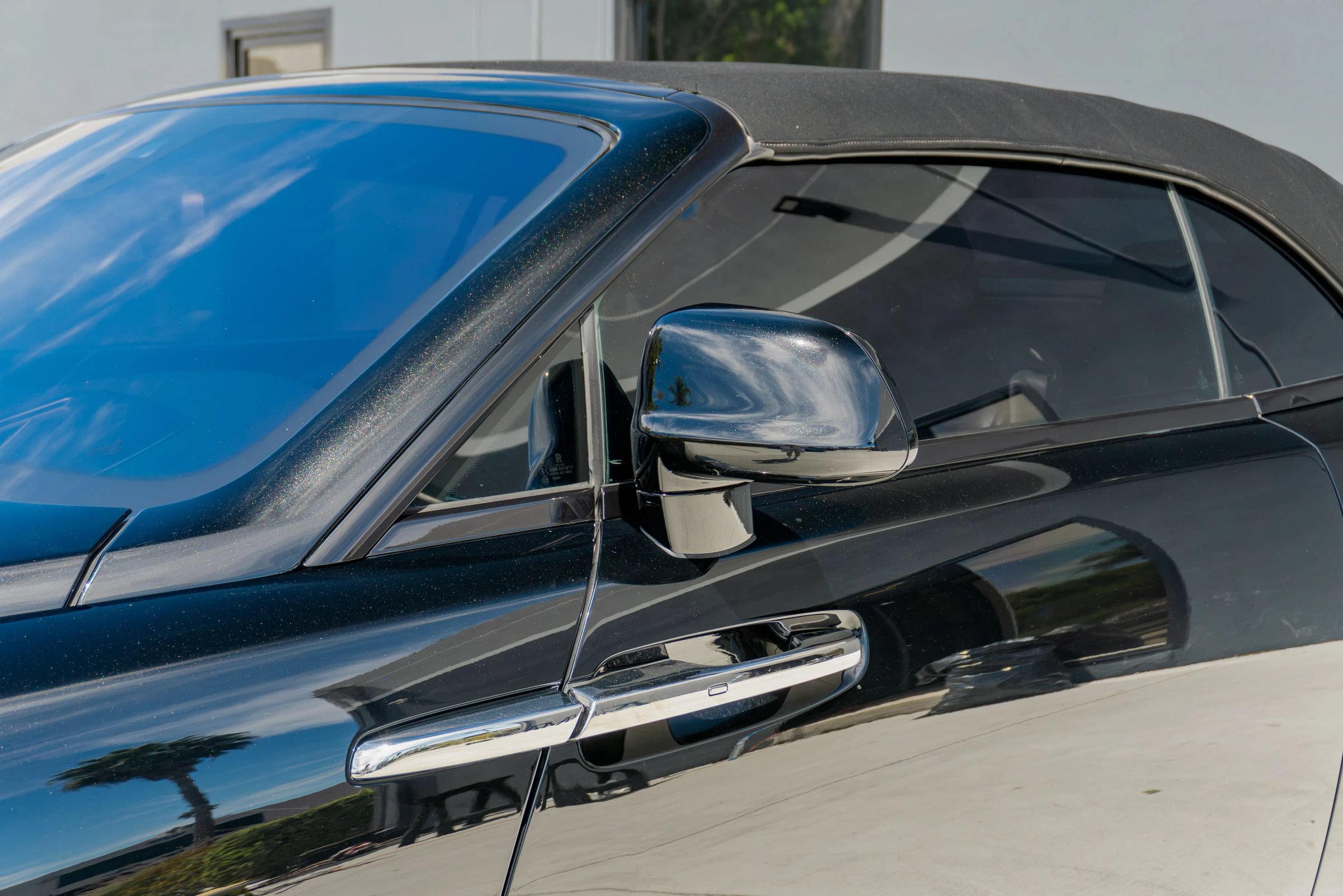 Used 2018 Rolls-Royce Dawn RWD image 30