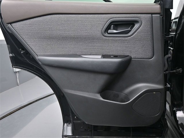 Used 2023 Nissan Rogue S image 14