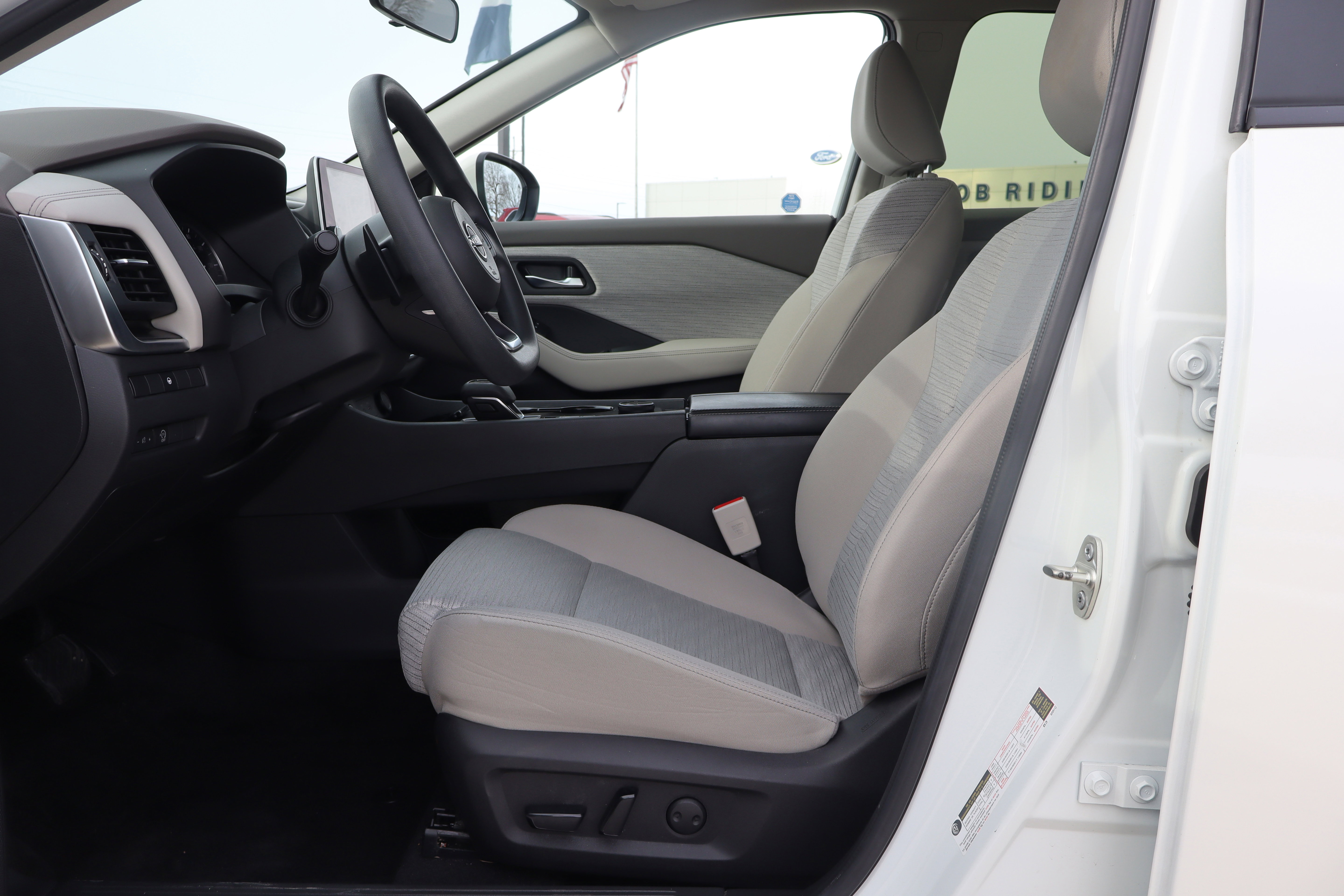 Used 2023 Nissan Rogue SV image 10