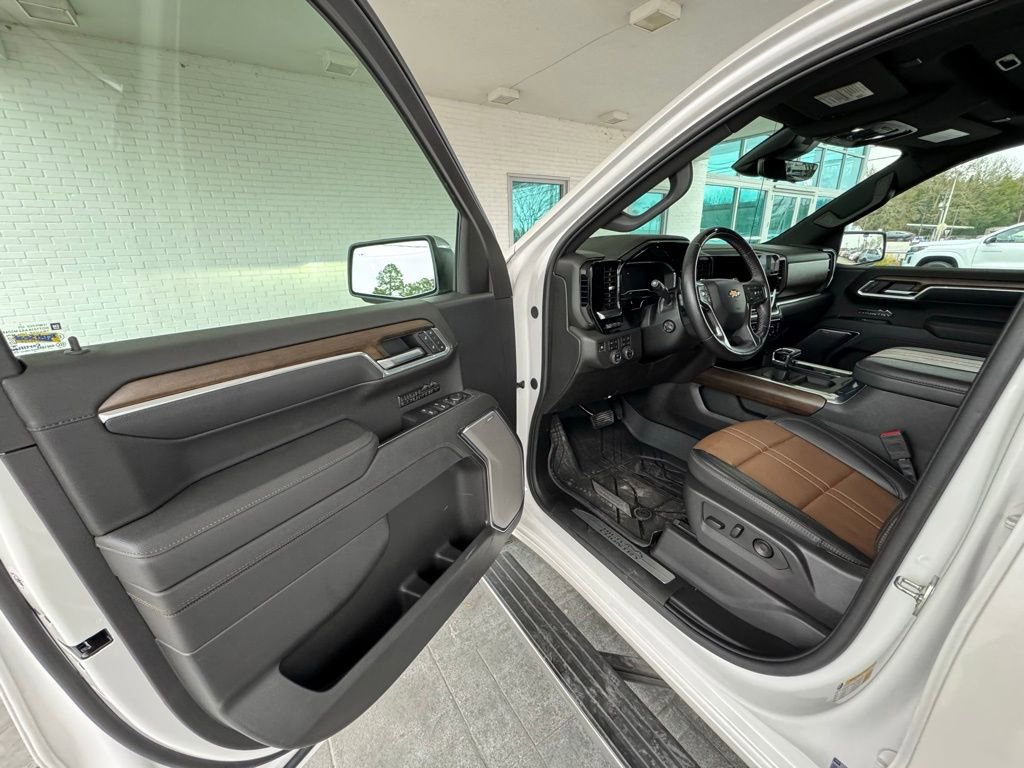 Used 2025 Chevrolet Silverado 1500 High Country AWD/4WD image 11