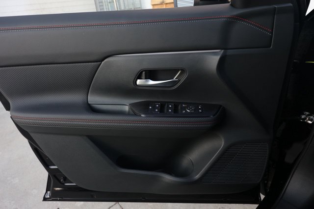 New 2025 Nissan Kicks SR FWD image 24