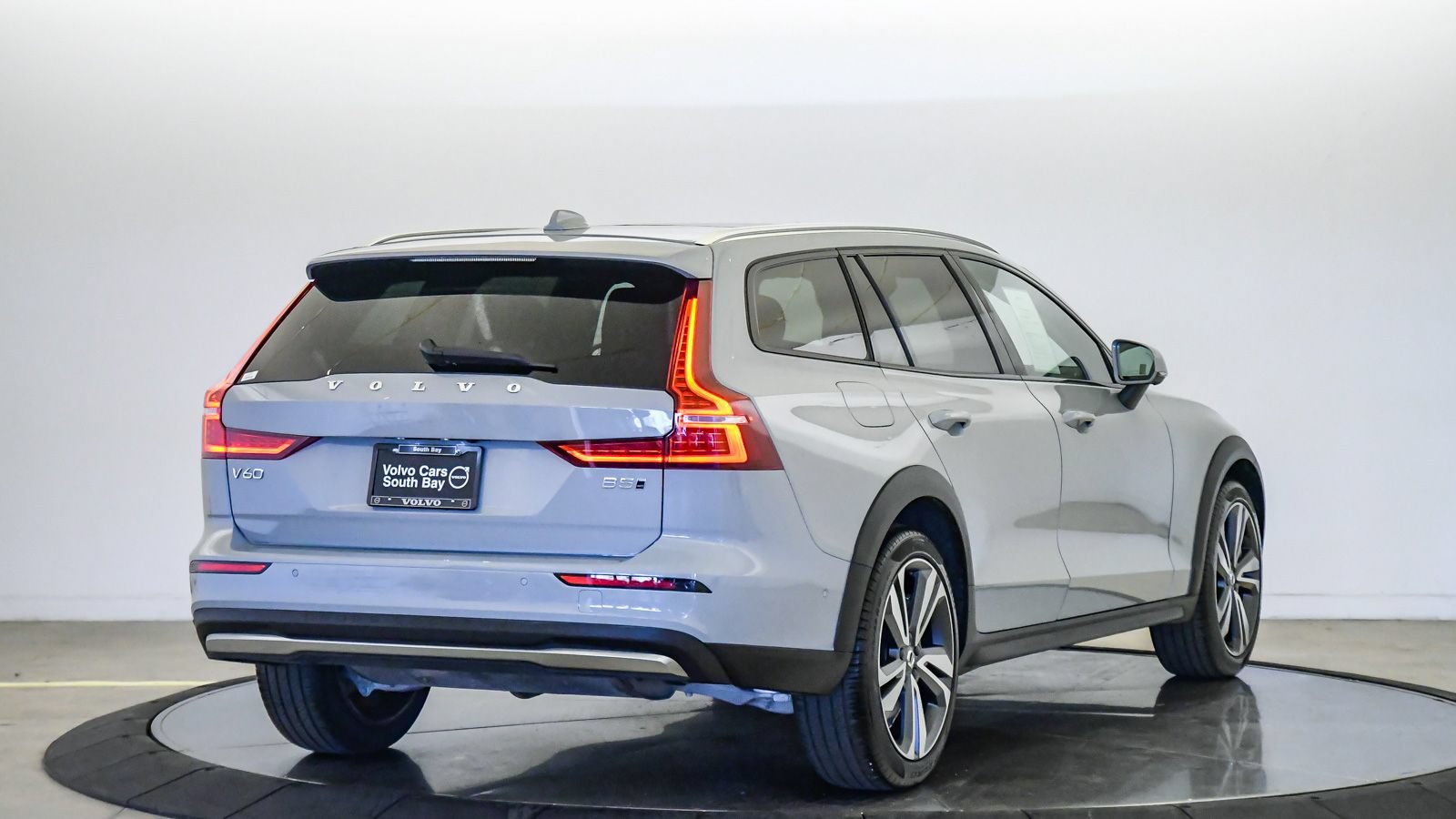 Certified 2025 Volvo V60 B5 Cross Country Plus AWD/4WD image 5