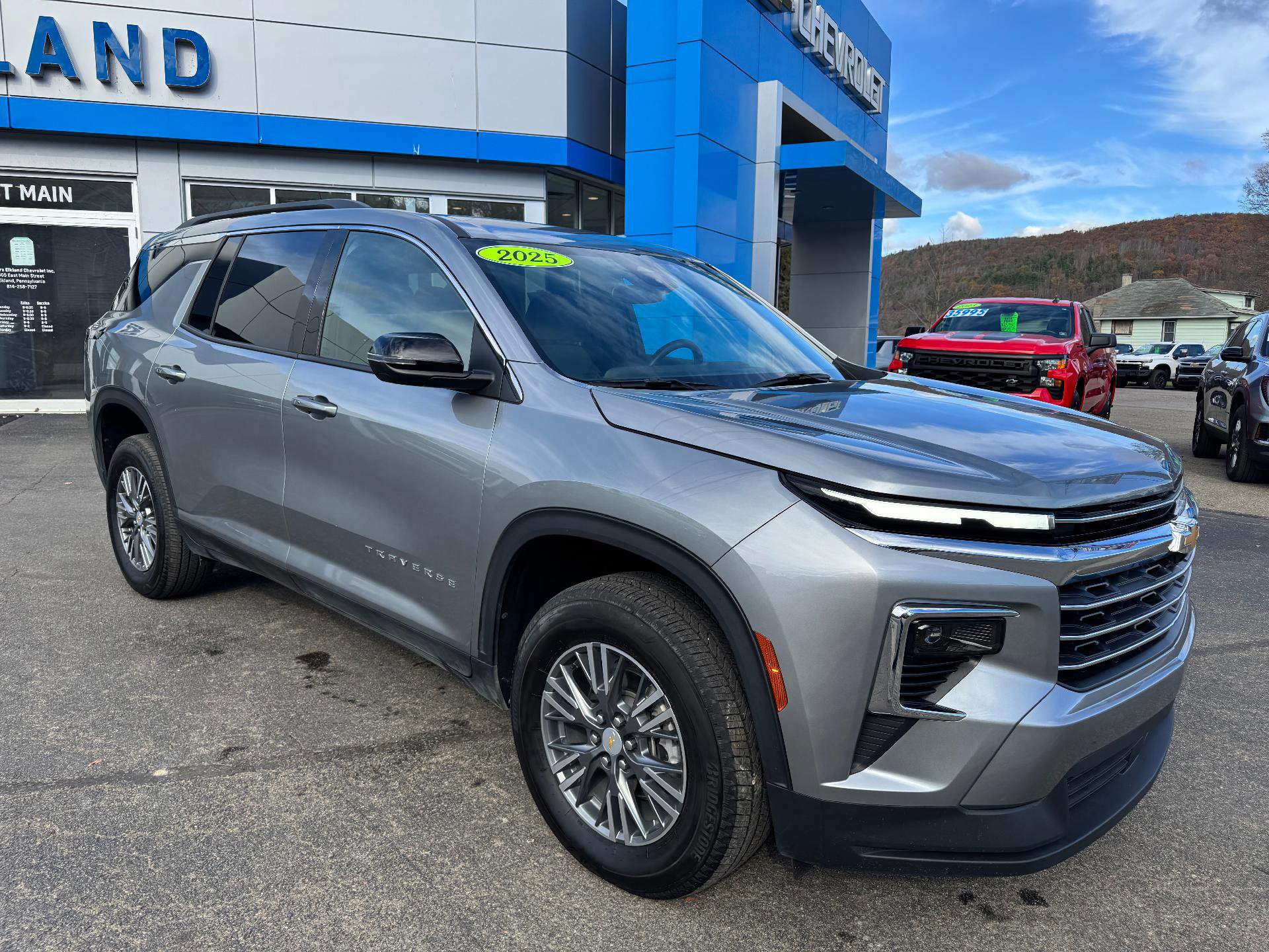 Used 2025 Chevrolet Traverse LT image 2