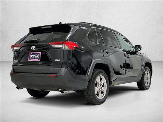 Used 2022 Toyota RAV4 XLE w/ Convenience Package FWD image 2