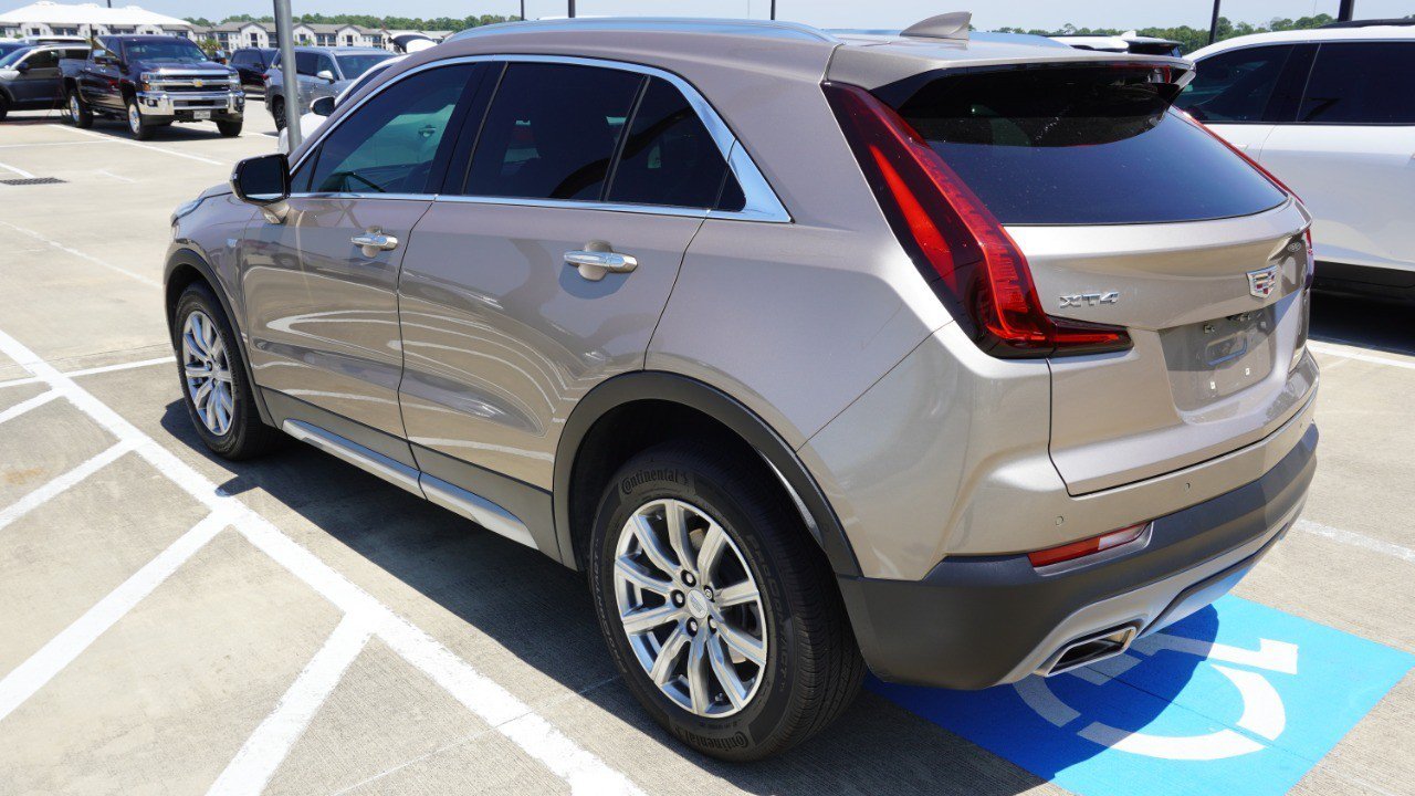 Used 2022 Cadillac XT4 Premium Luxury w/ Enhanced Visibility Package FWD image 9