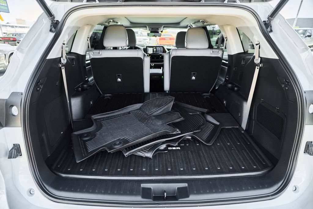 Used 2022 Toyota Highlander Platinum FWD image 9