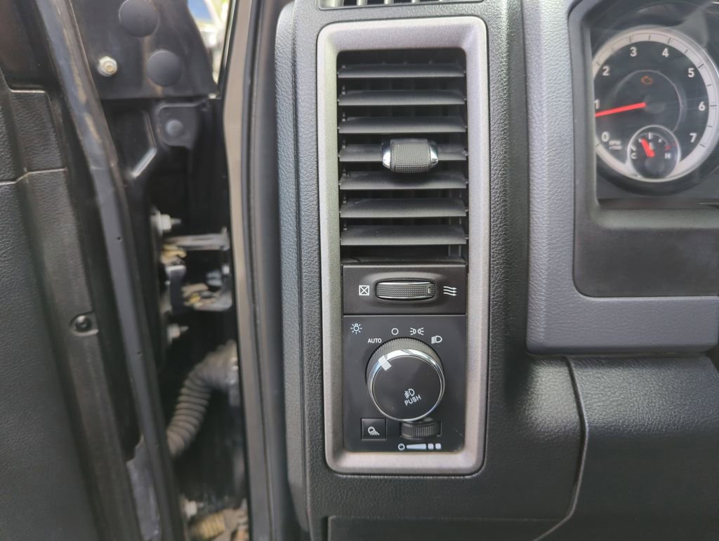 Used 2015 RAM 1500 Express RWD image 20