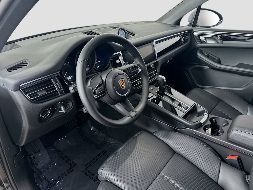 Certified 2024 Porsche Macan image 4