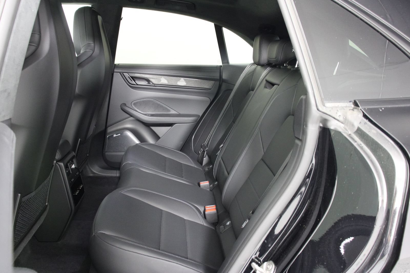 New 2025 Porsche Macan Turbo Electric AWD/4WD image 17
