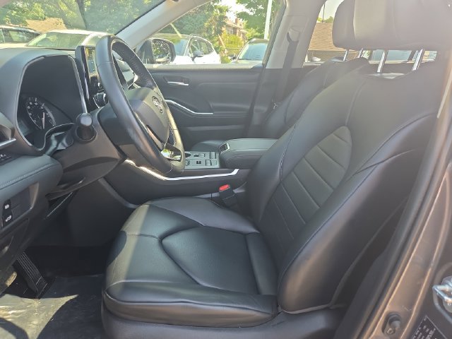 Used 2021 Toyota Highlander XLE AWD/4WD image 12