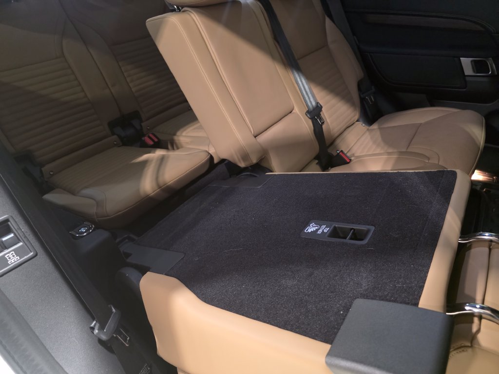 Certified 2025 Land Rover Discovery Dynamic SE AWD/4WD image 10