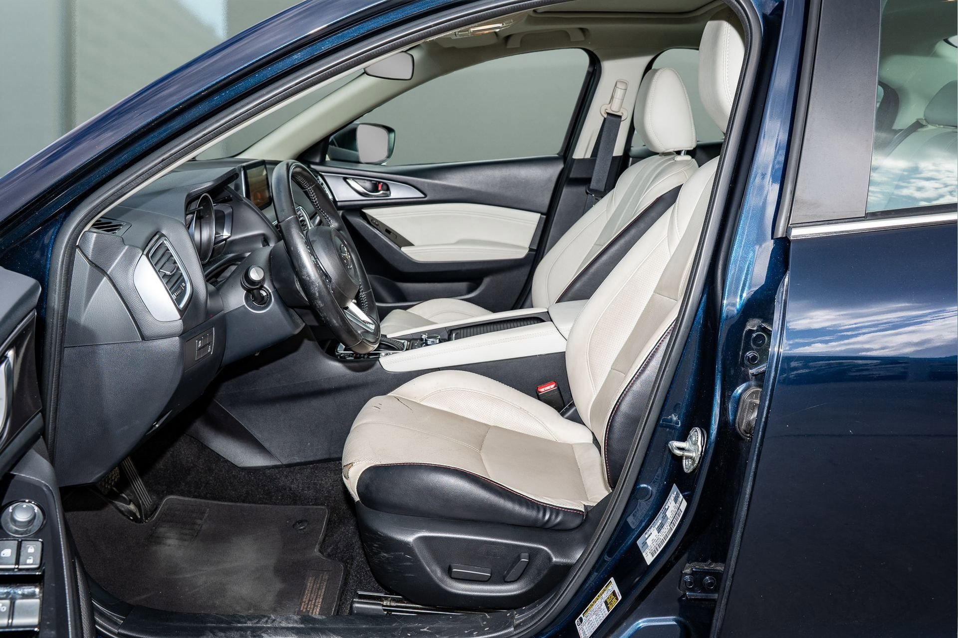 Used 2018 MAZDA MAZDA3 Grand Touring image 10