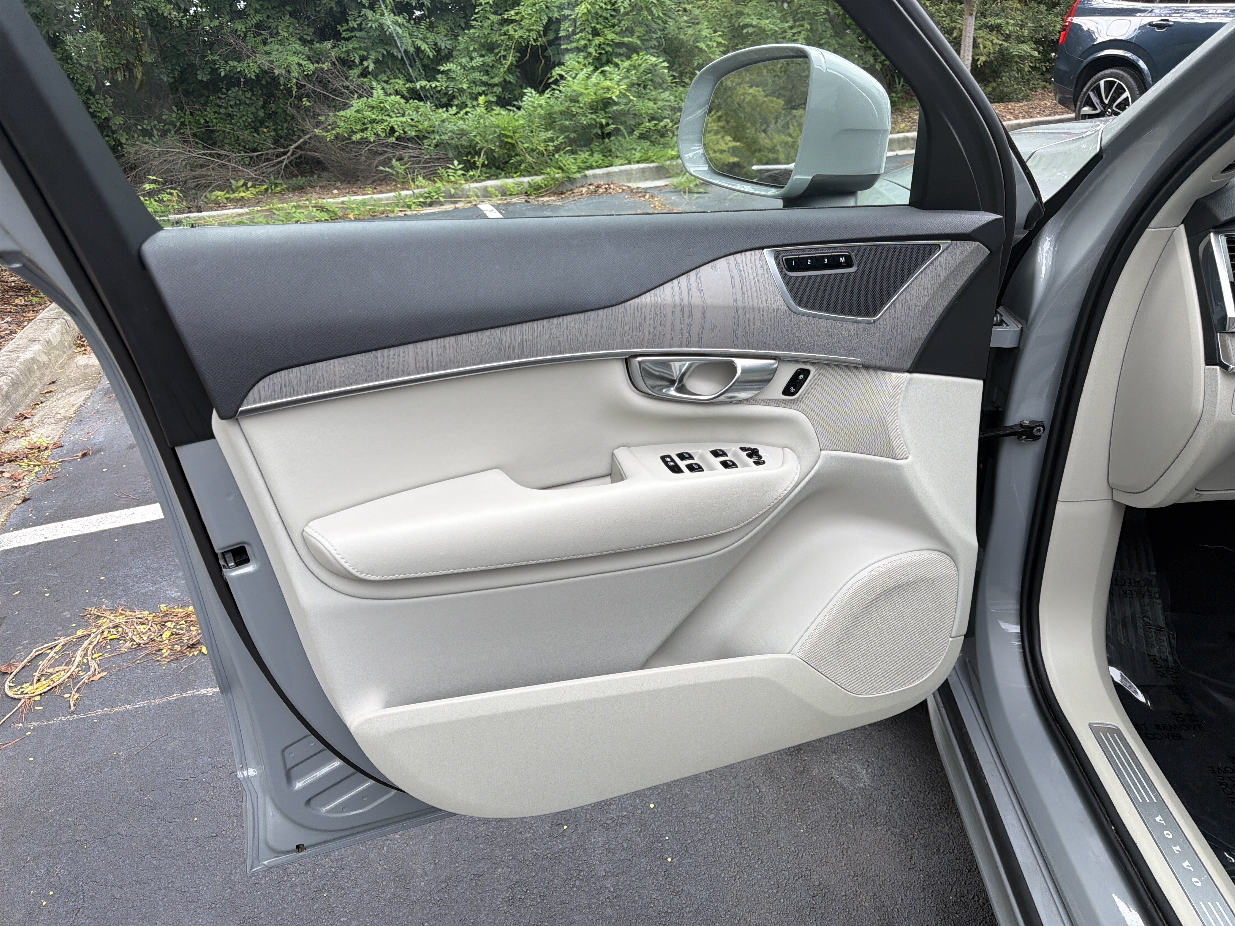 Certified 2025 Volvo XC90 B5 Plus w/ Protection Package Premier AWD/4WD image 14