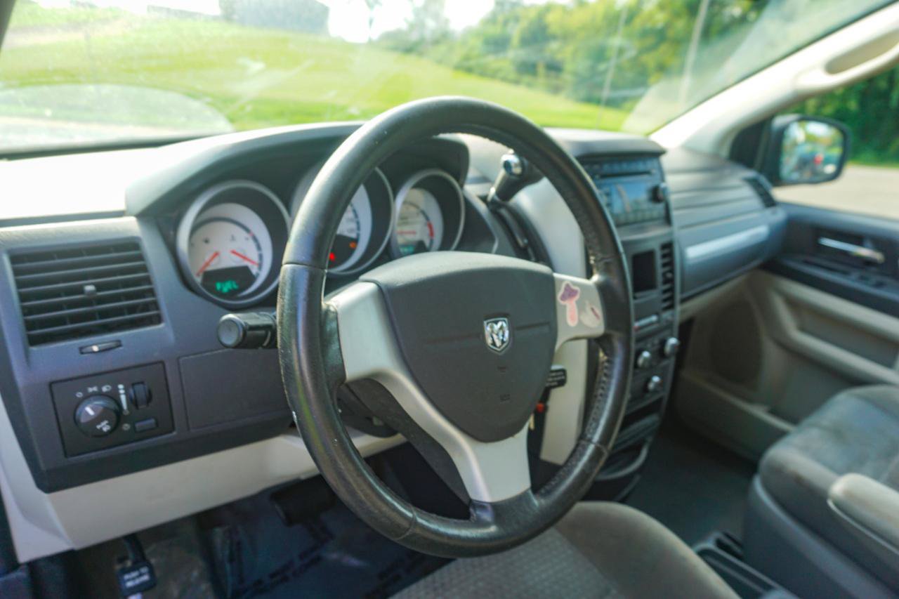 Used 2008 Dodge Grand Caravan SXT FWD image 10