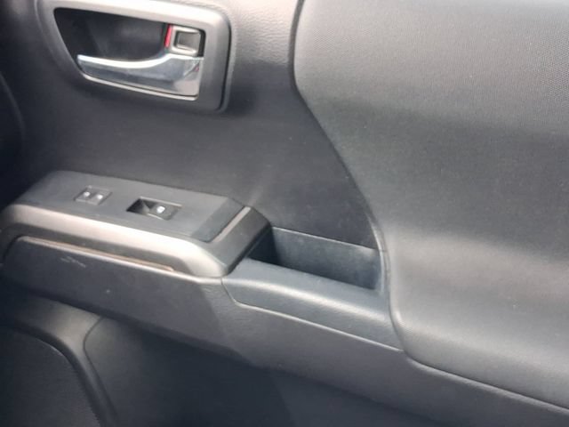Used 2018 Toyota Tacoma TRD Off-Road AWD/4WD image 31