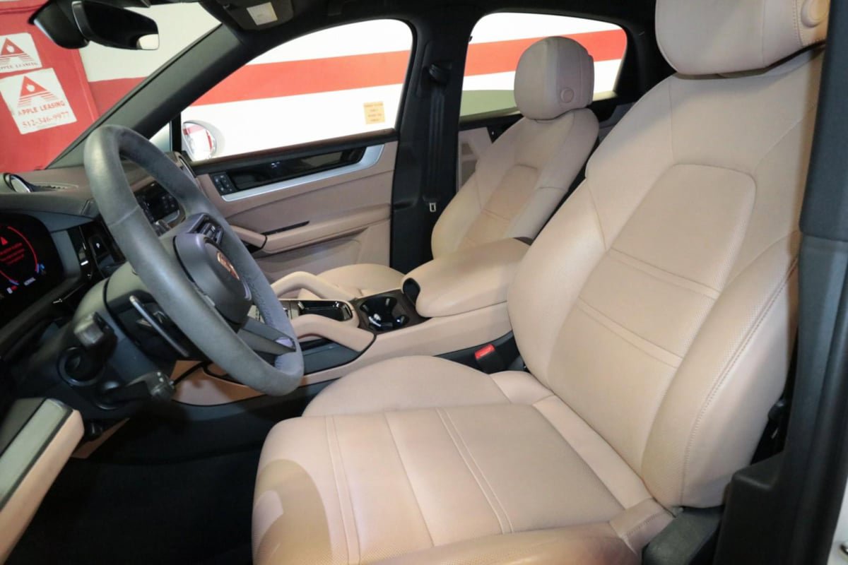 Used 2025 Porsche Cayenne Coupe image 14