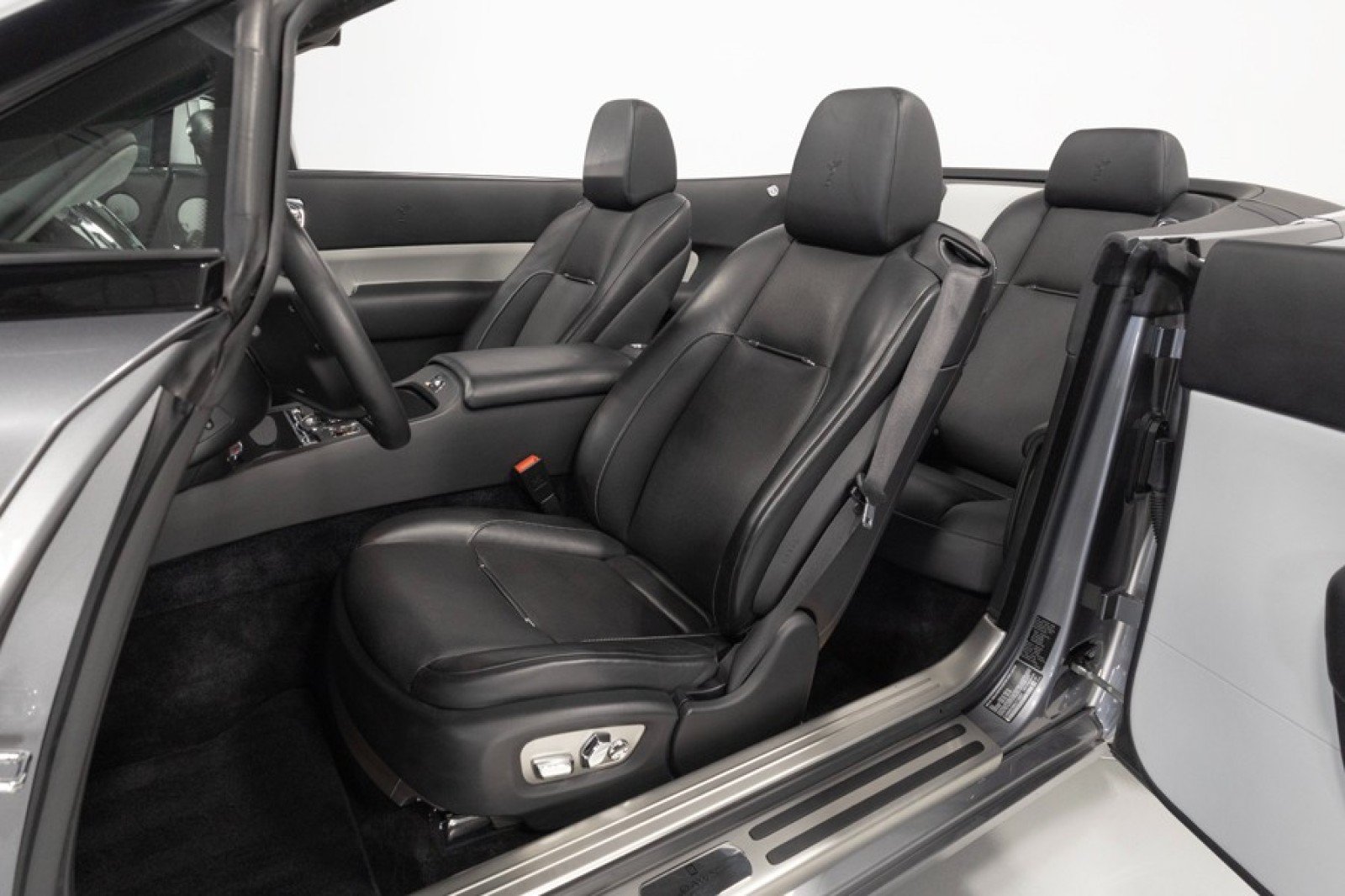 Used 2019 Rolls-Royce Dawn RWD image 3