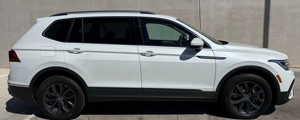 Certified 2023 Volkswagen Tiguan SE w/ Panoramic Sunroof Package FWD image 3