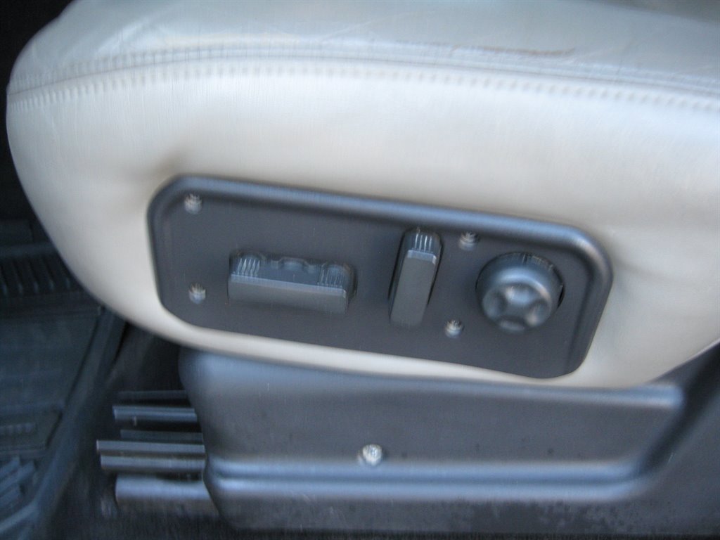 Used 2005 HUMMER H2 w/ Preferred Equipment Group image 18