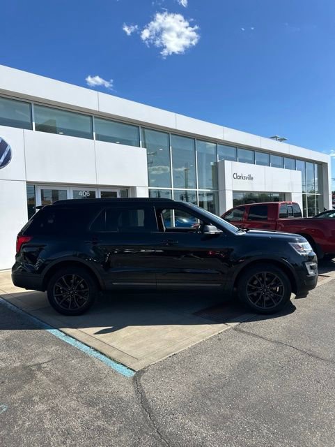 Used 2017 Ford Explorer XLT w/ XLT Technology Feature Bundle AWD/4WD image 4