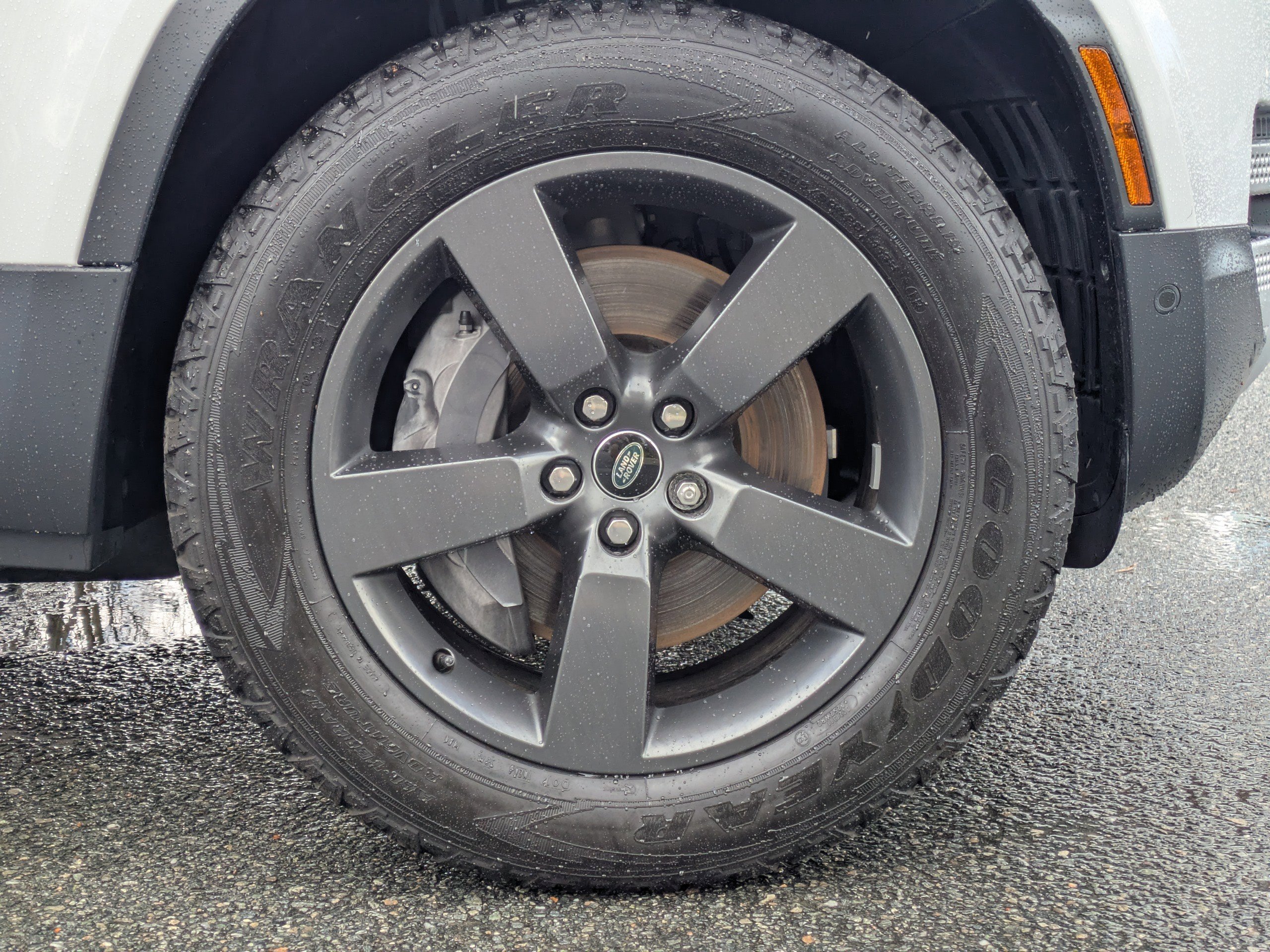 Used 2024 Land Rover Defender 110 SE image 3