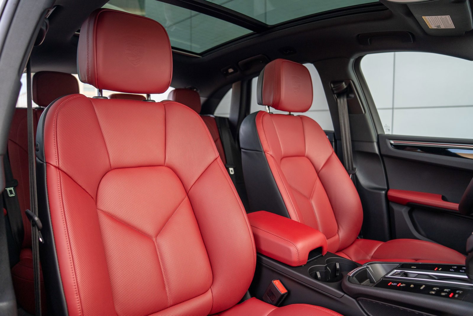 Used 2025 Porsche Macan image 27