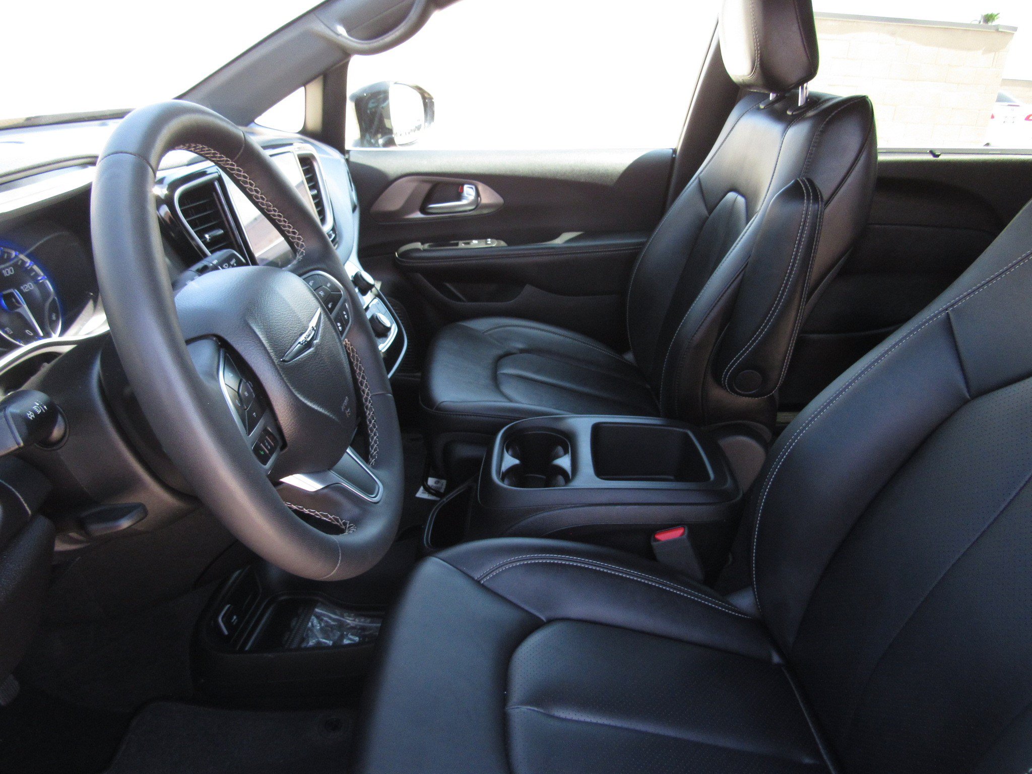 Used 2025 Chrysler Pacifica Select FWD image 16