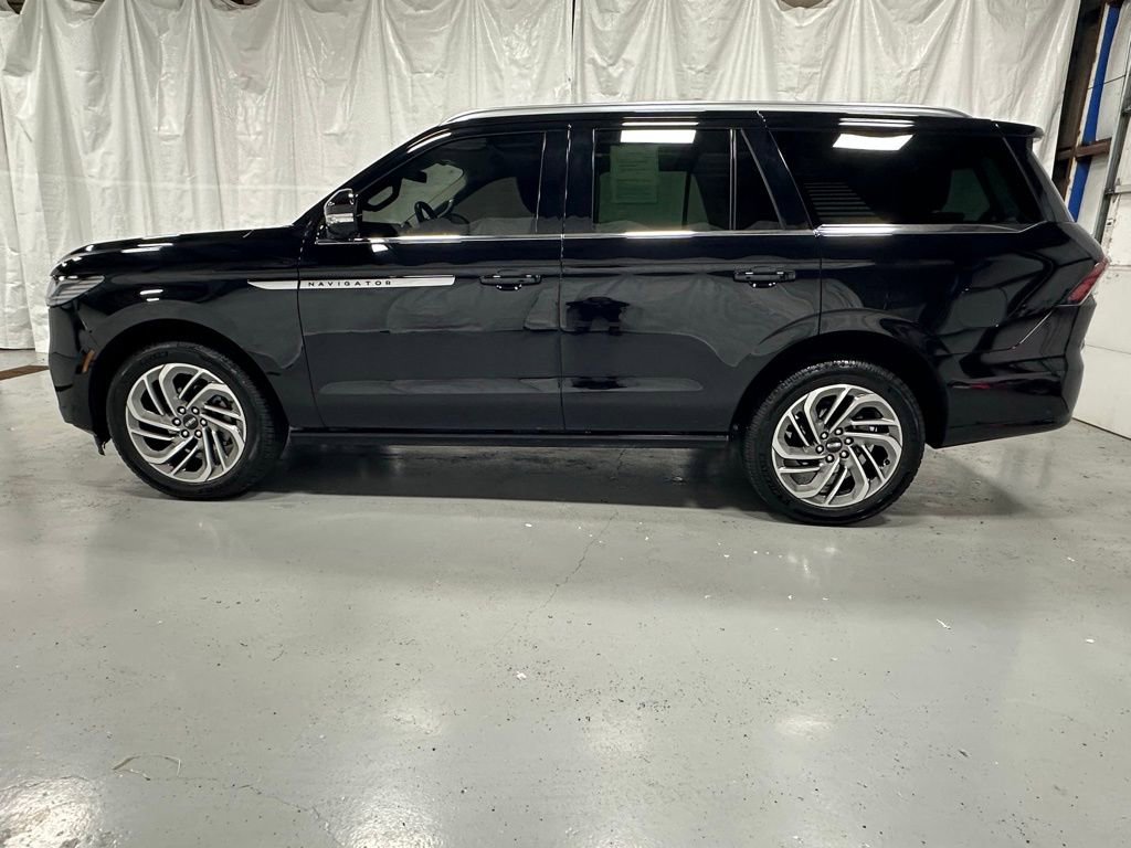 Used 2025 Lincoln Navigator Reserve image 4