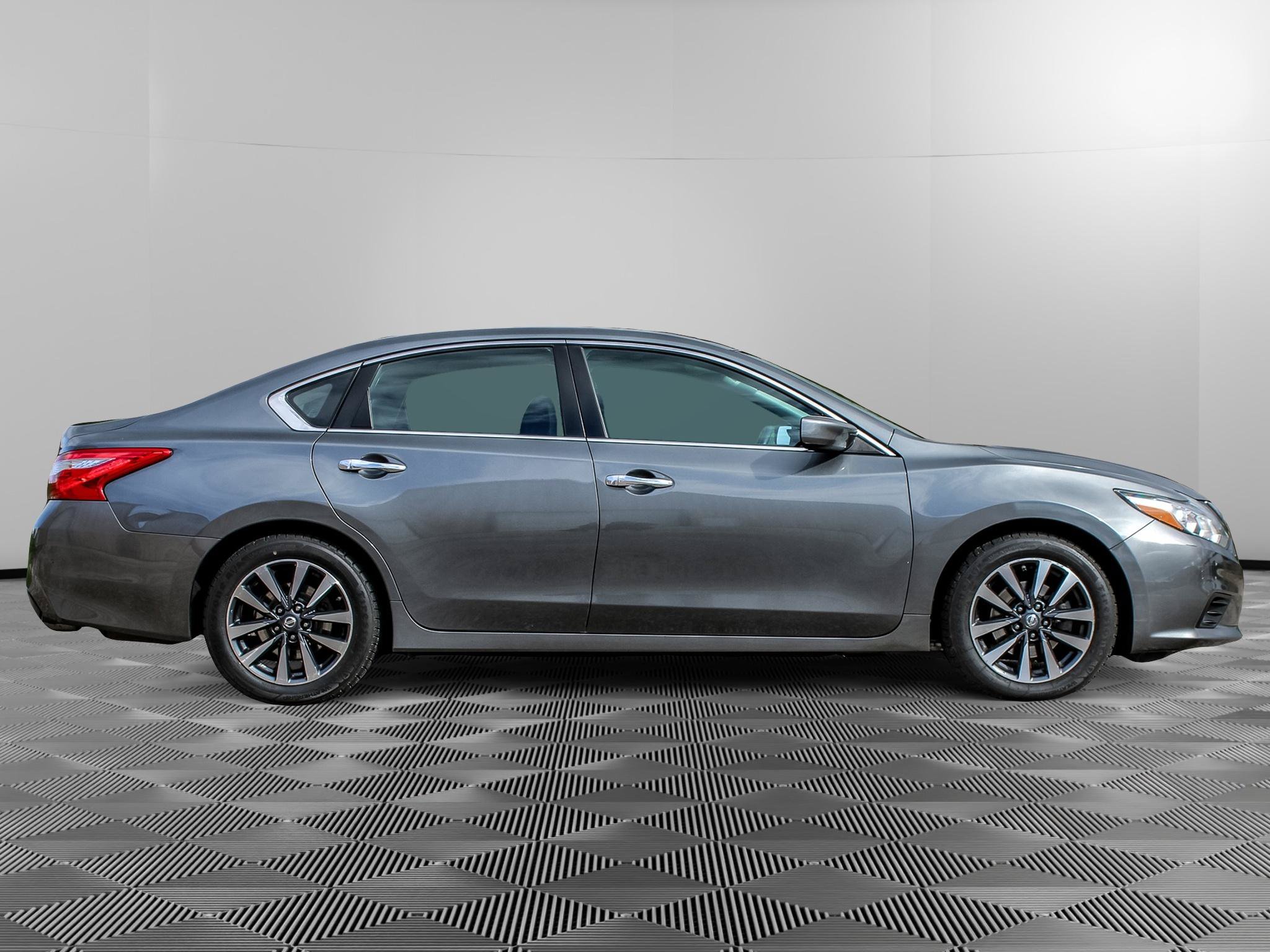 Used 2017 Nissan Altima 2.5 SV FWD image 2