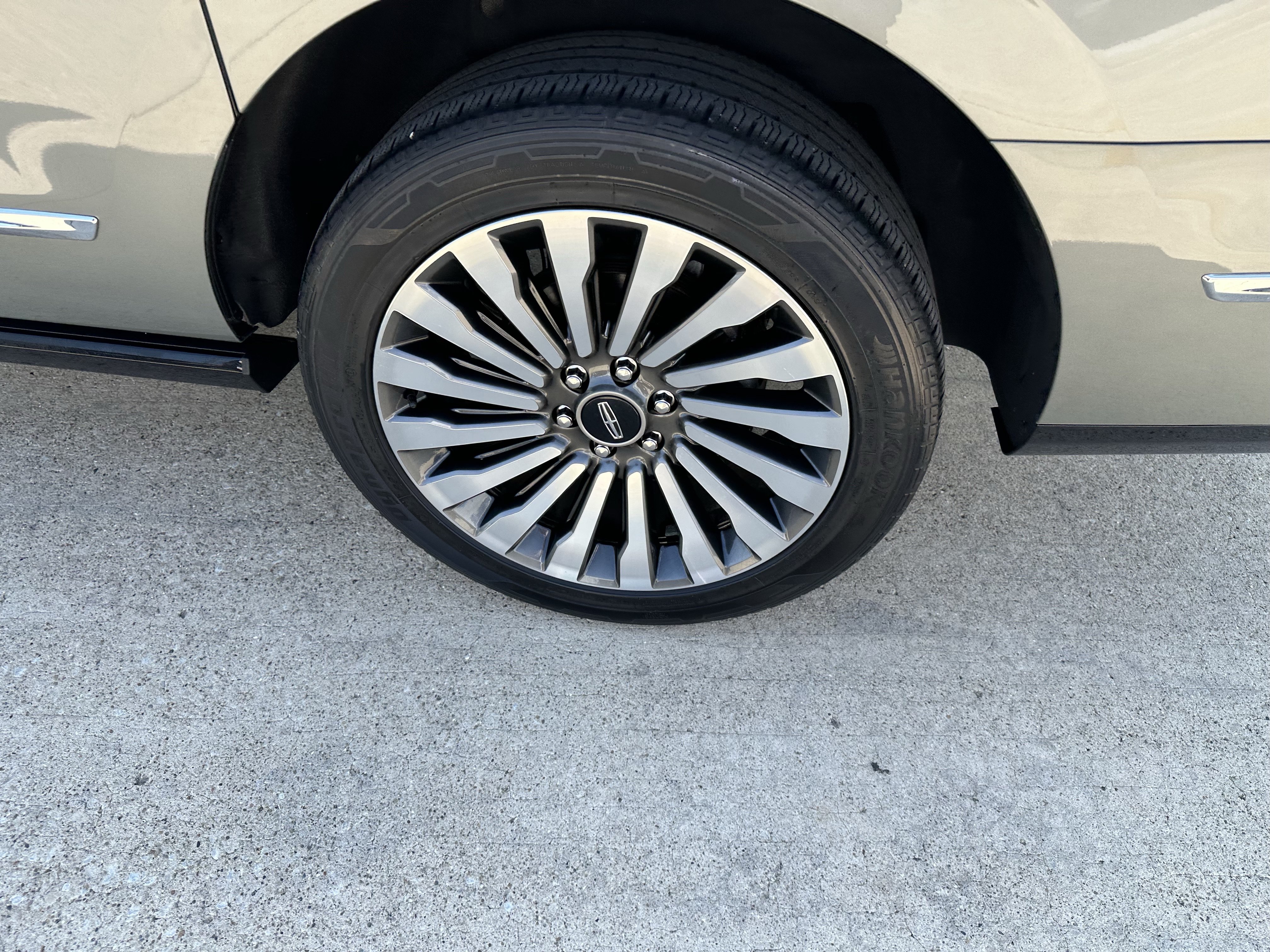 Used 2020 Lincoln Navigator L Reserve w/ Luxury Package AWD/4WD image 12