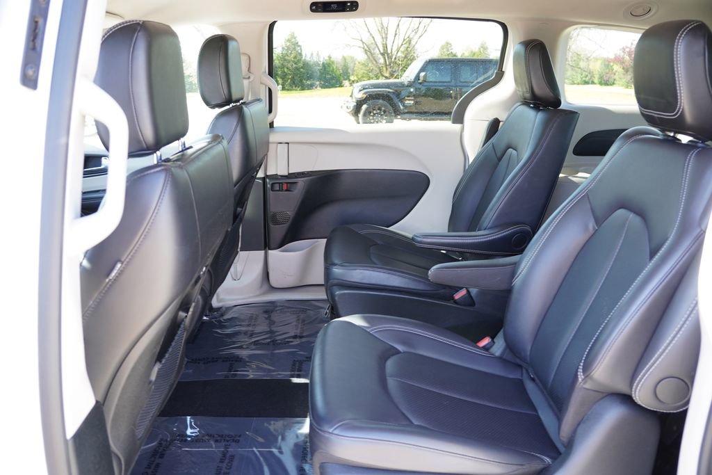 Certified 2024 Chrysler Pacifica Limited FWD image 17