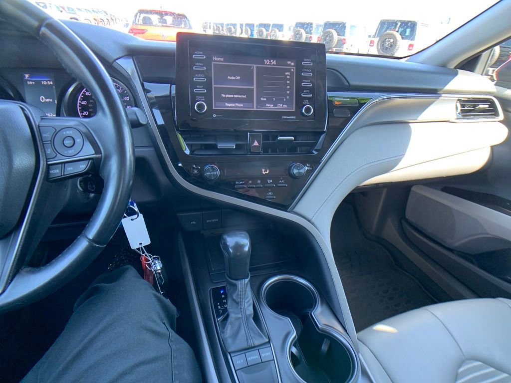 Used 2022 Toyota Camry SE image 19