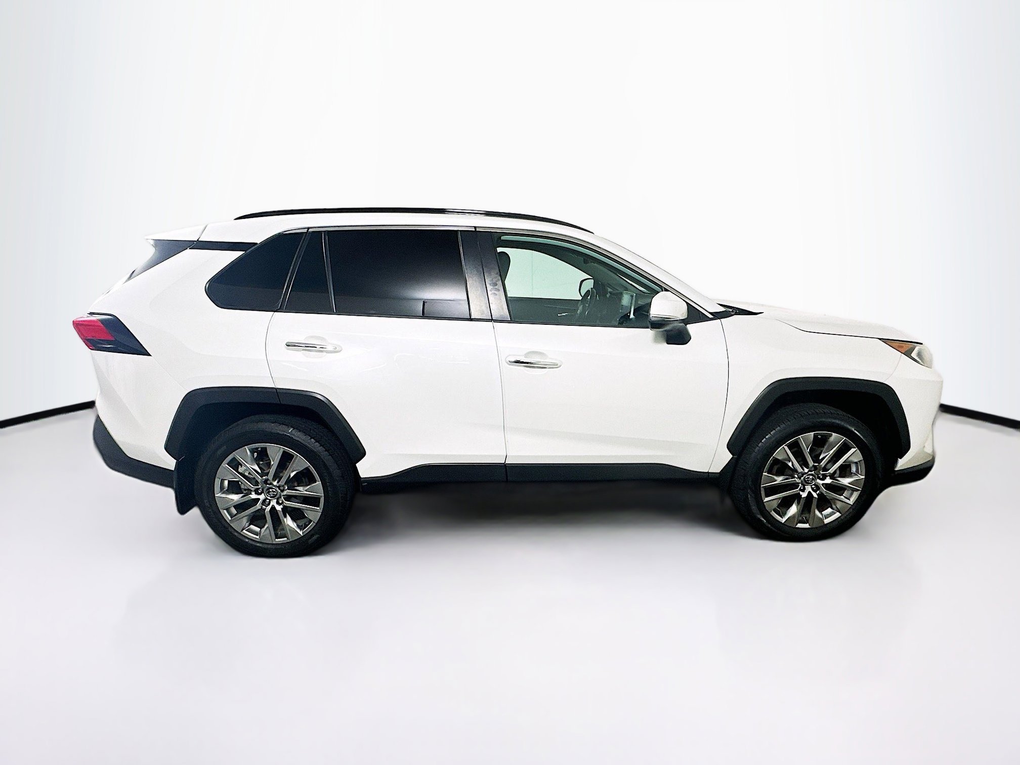 Used 2019 Toyota RAV4 Limited w/ Cold Weather Package FWD image 10