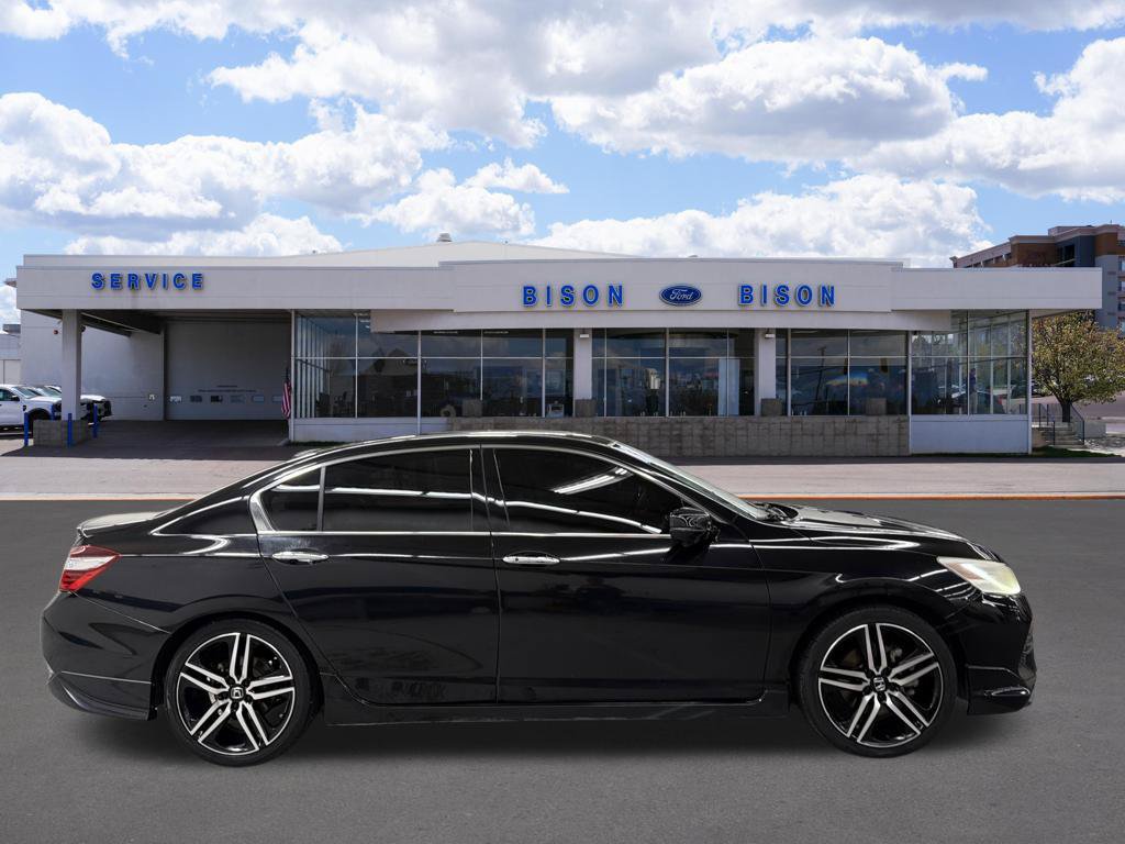 Used 2017 Honda Accord Touring image 2
