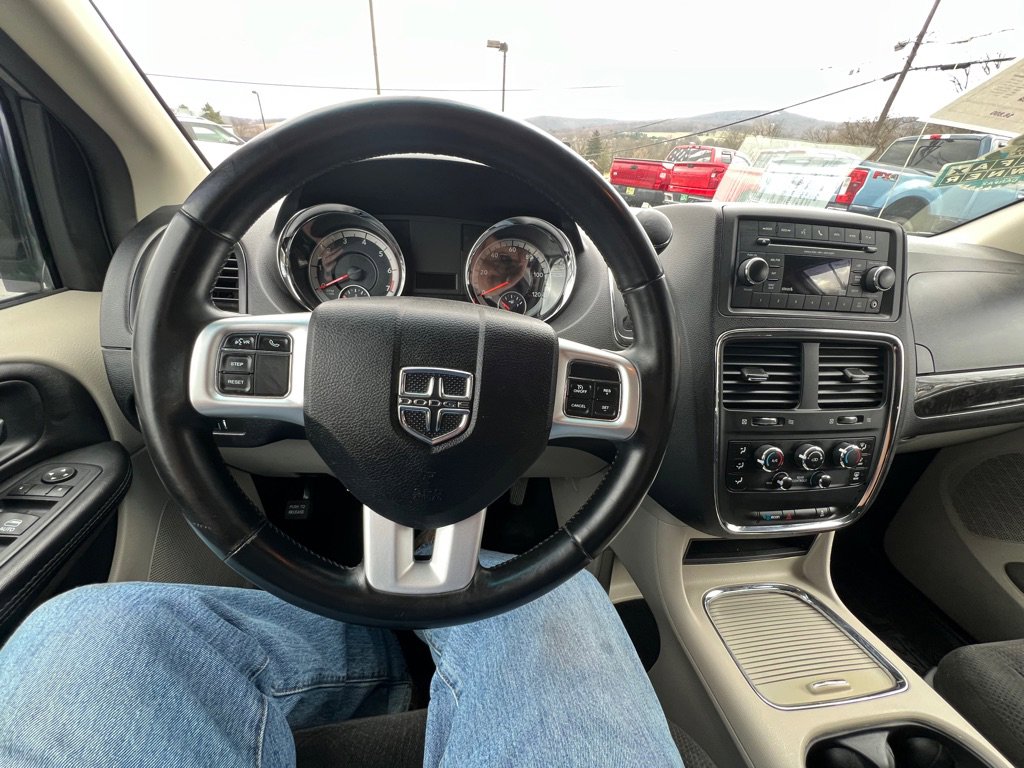 Used 2016 Dodge Grand Caravan SXT w/ UConnect Hands-Free Group image 24