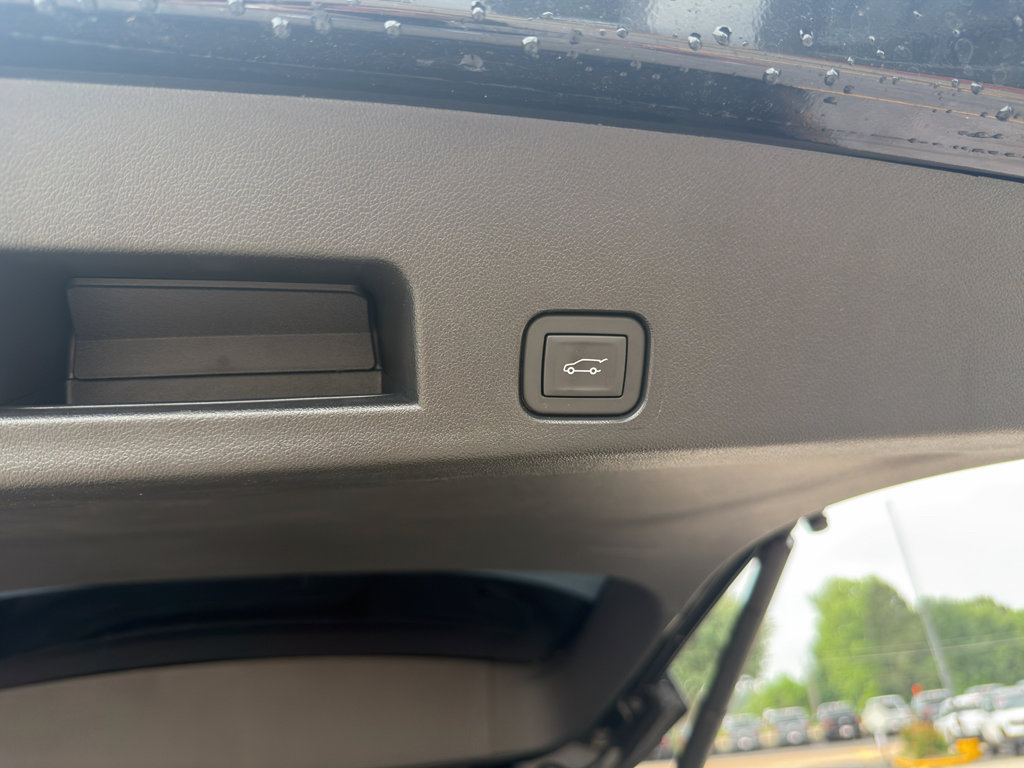 Used 2025 Chevrolet Traverse RS FWD image 15