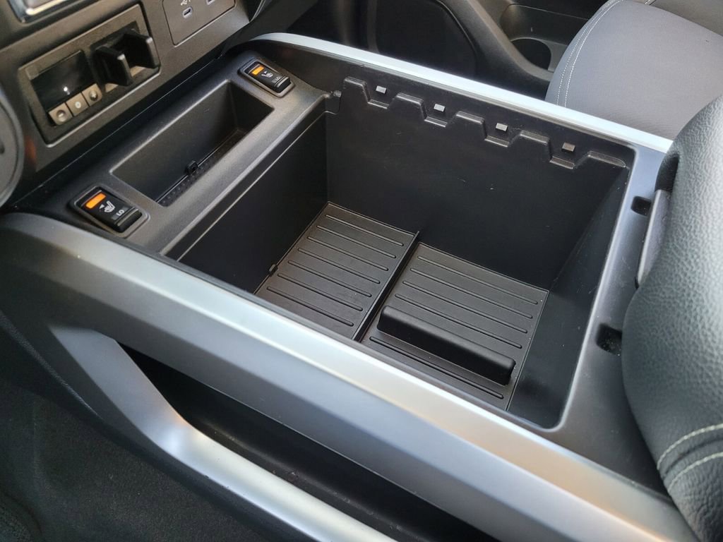 Used 2024 Nissan Titan SV w/ SV Convenience Package image 25