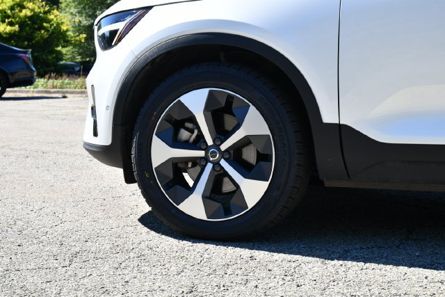 Certified 2025 Volvo XC40 B5 Plus AWD/4WD image 12