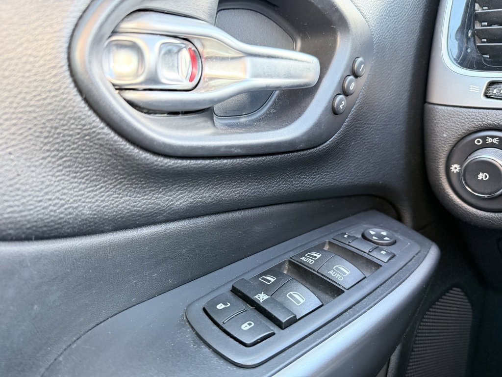 Used 2020 Jeep Cherokee Limited image 12