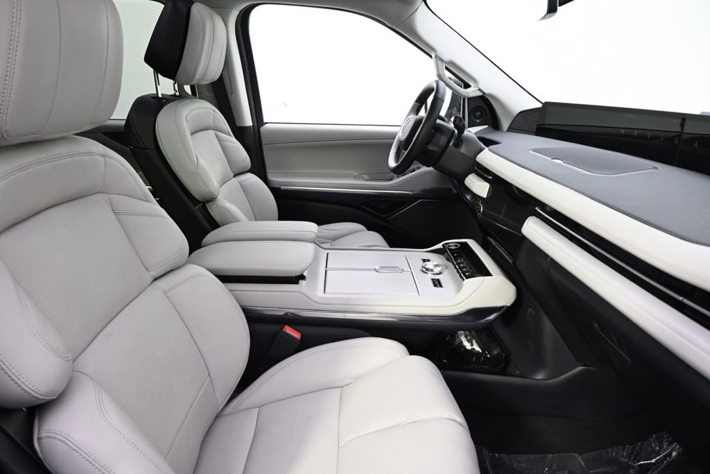 New 2026 Lincoln Navigator Reserve w/ Jet Appearance Package AWD/4WD image 16