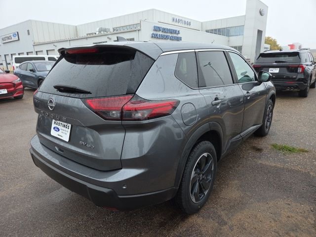 Used 2024 Nissan Rogue SV image 8