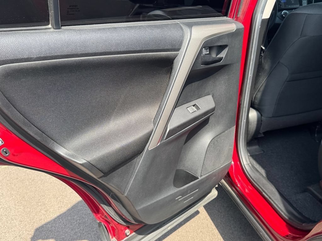 Used 2018 Toyota RAV4 LE AWD/4WD image 13