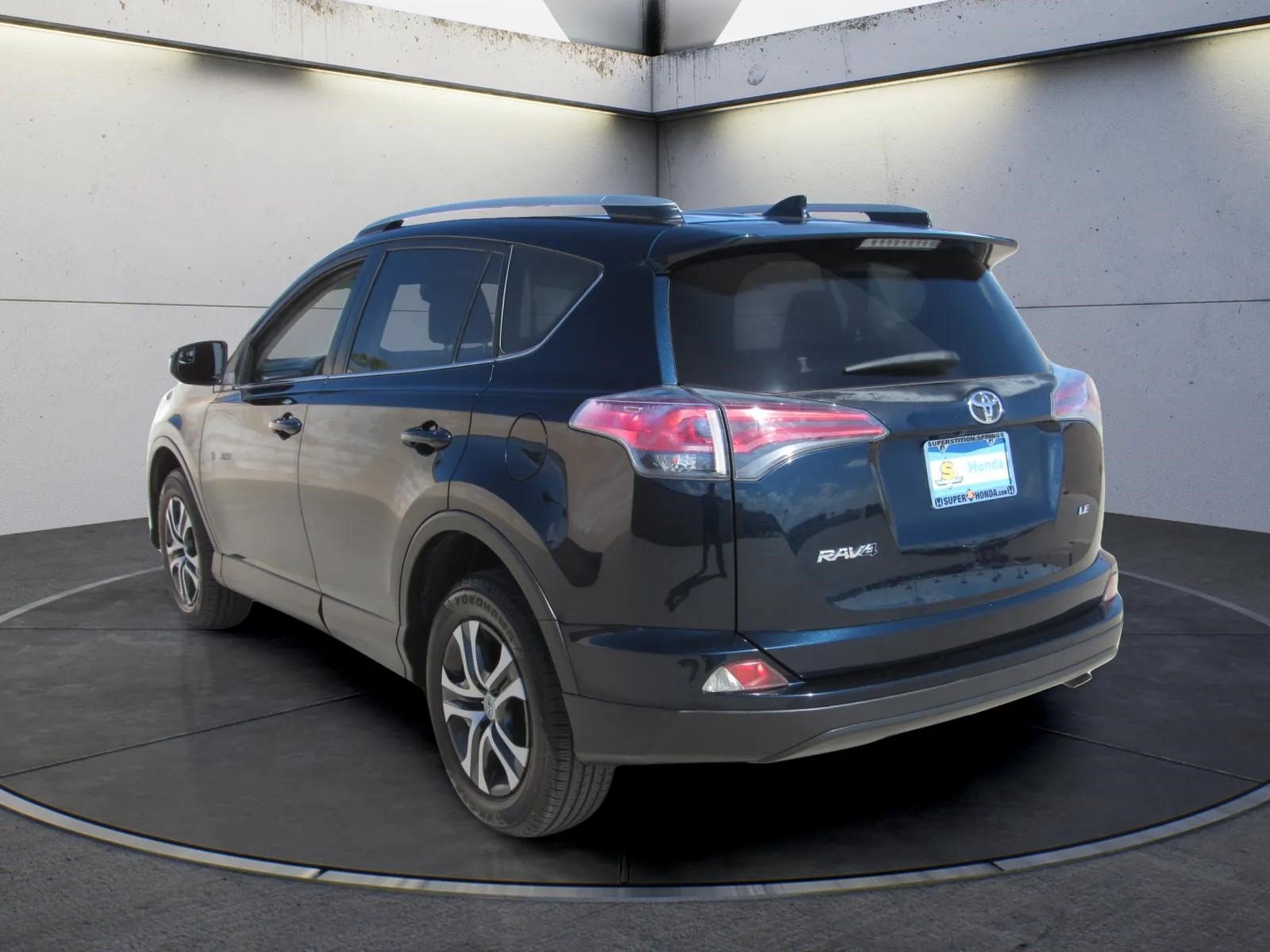 Used 2018 Toyota RAV4 LE FWD image 6