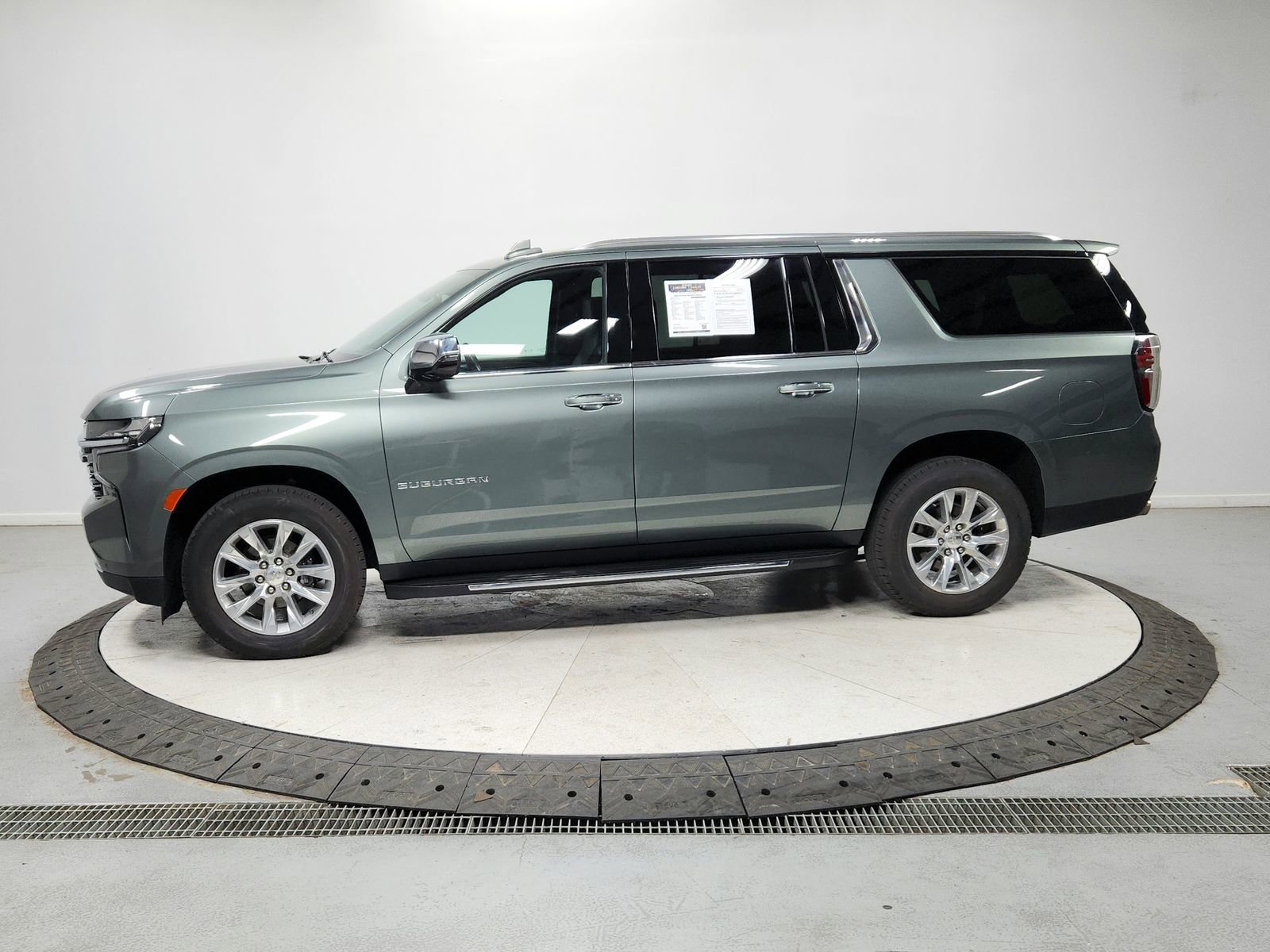Used 2023 Chevrolet Suburban Premier image 4