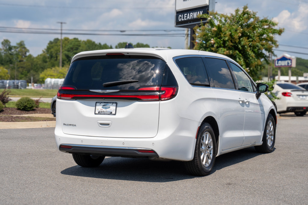 Used 2024 Chrysler Pacifica Touring-L FWD image 7