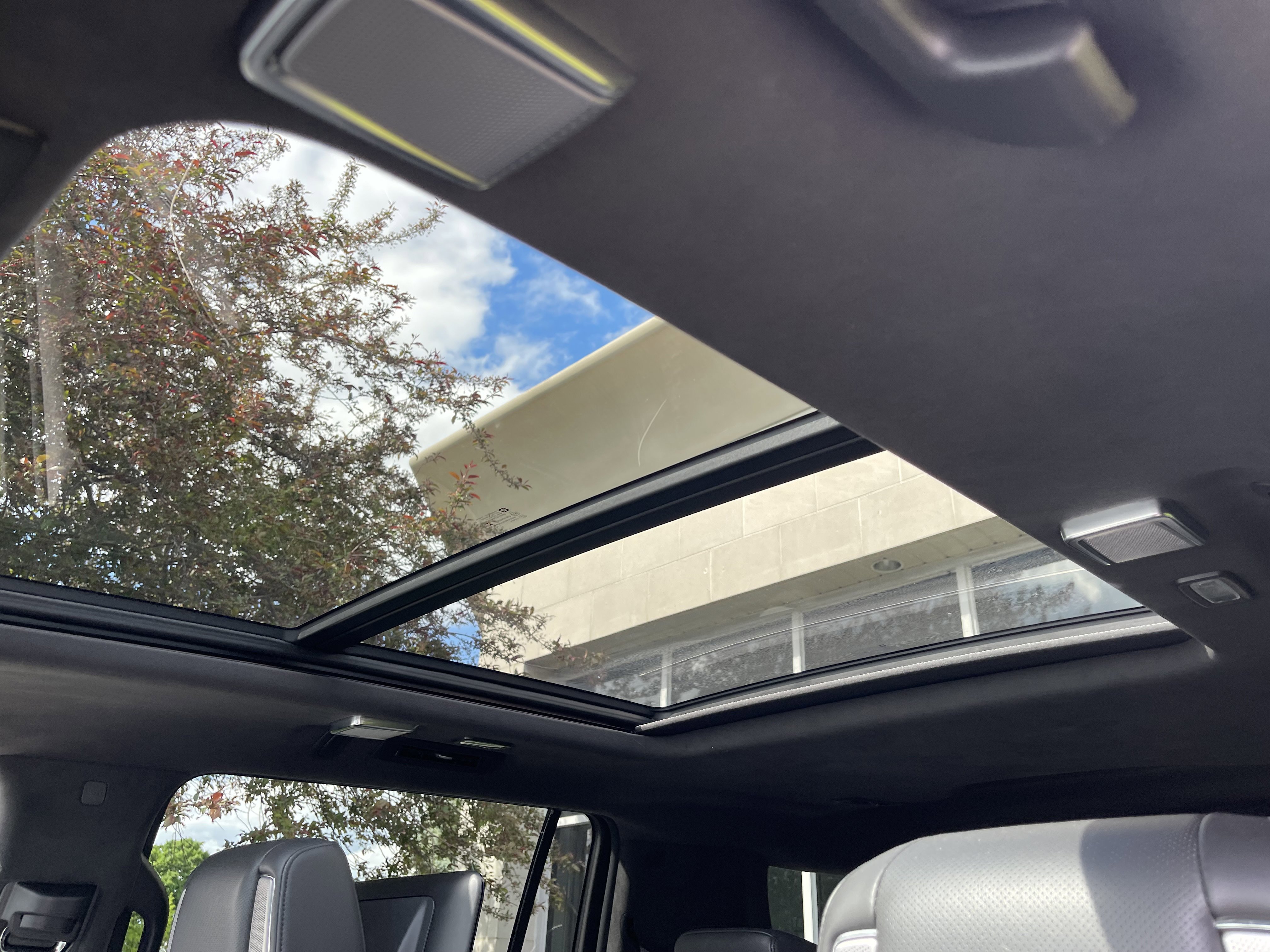 Used 2022 Cadillac Escalade ESV Premium Luxury Platinum AWD/4WD image 10